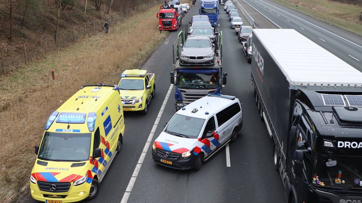 Rechterrijstrook op A1 bij De Lutte dicht door aanrijding