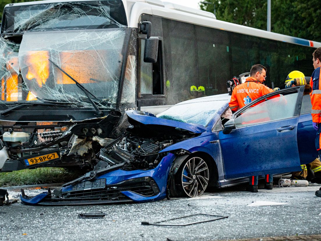 De auto knalde tegen de bus aan, precies waar de buschauffeur zit