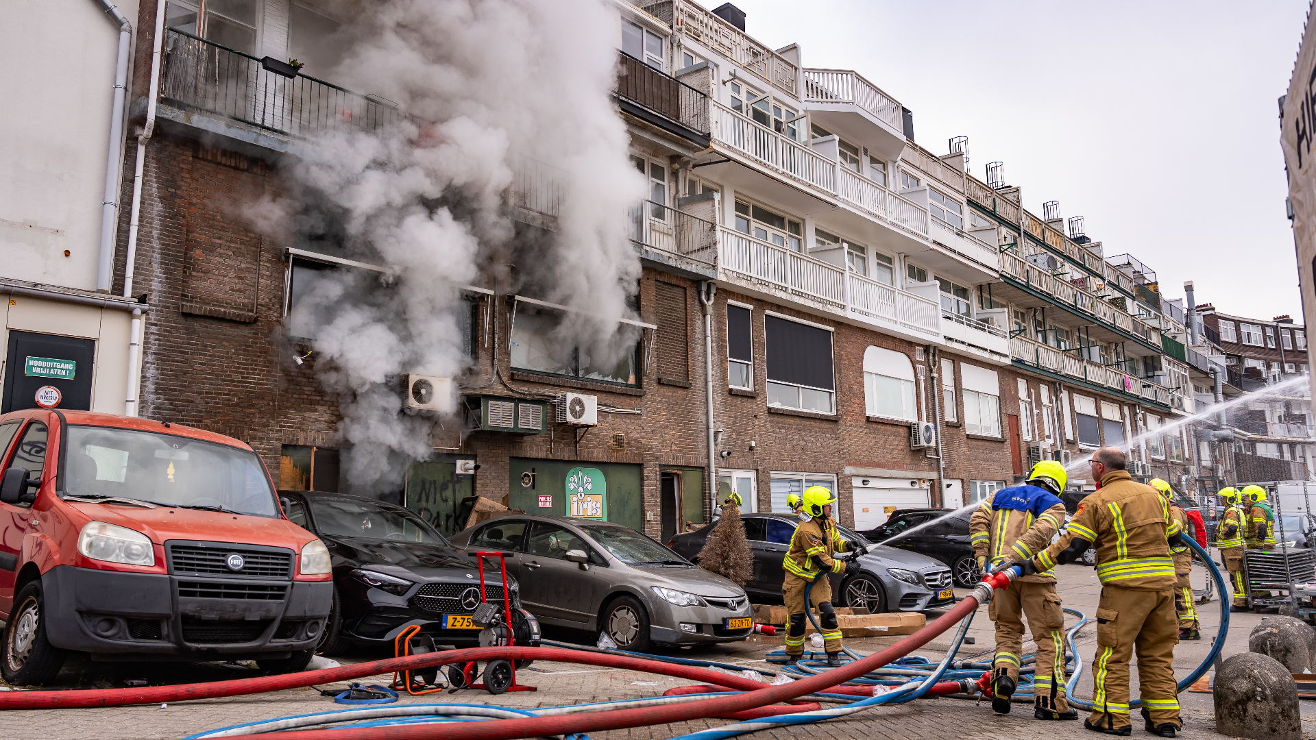 Brand in Schiedamse bloemenwinkel, omliggende panden ontruimd | Bewusteloze chauffeuse belandt met bus in sloot