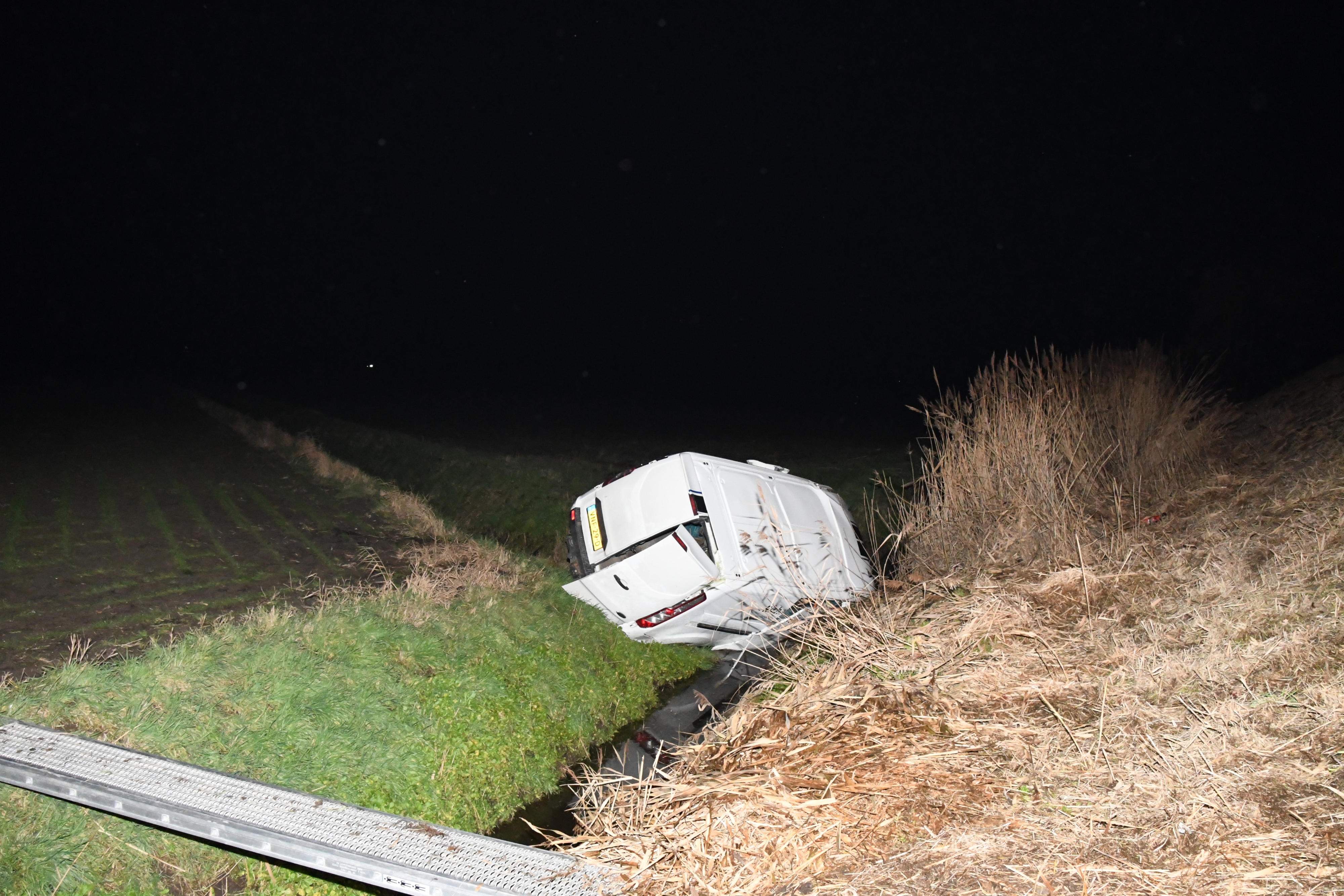 Bestuurder gekantelde bestelbus bevrijd door brandweer