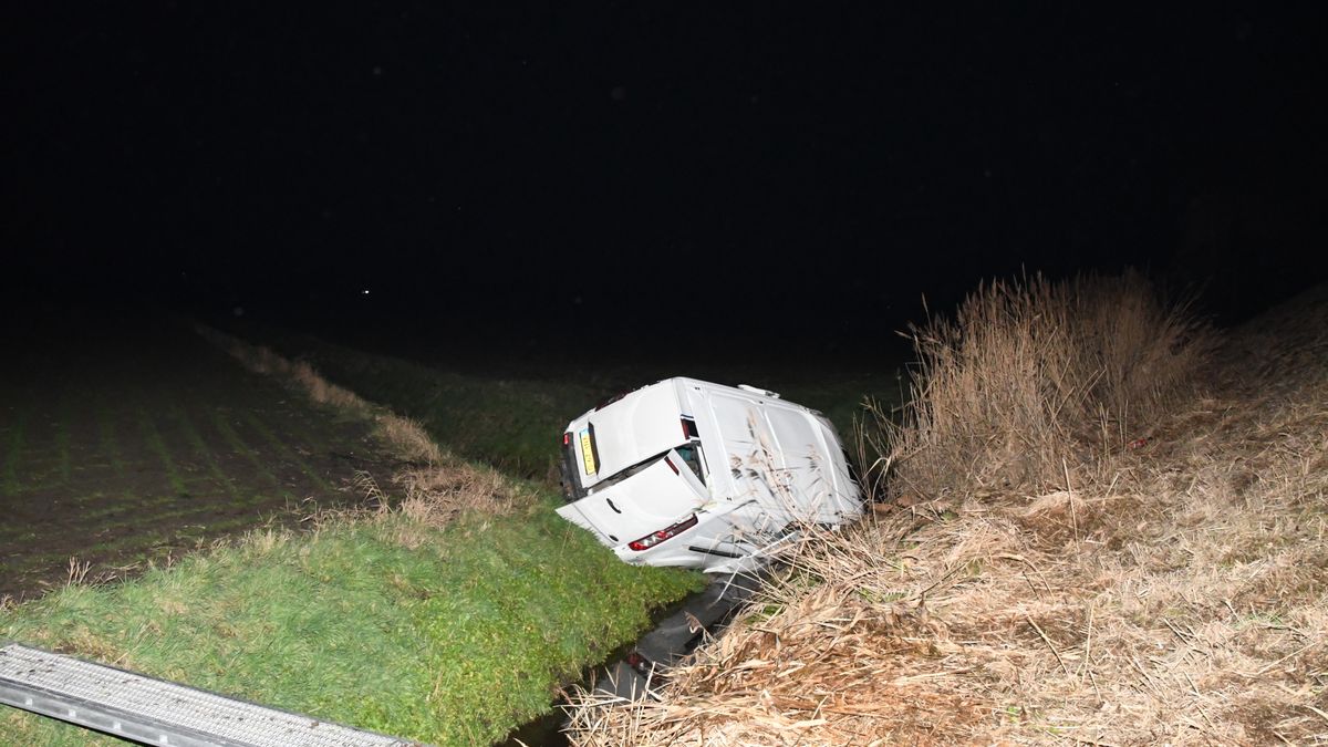 Bestuurder gekantelde bestelbus bevrijd door brandweer