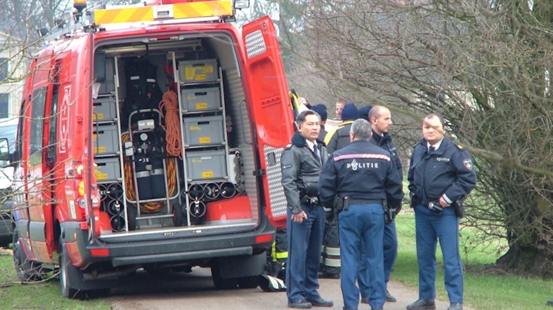 Verwarde vrouw uit de IJssel gehaald