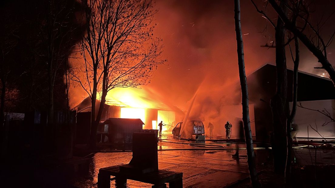 Grote brand in loods in Laag Zuthem