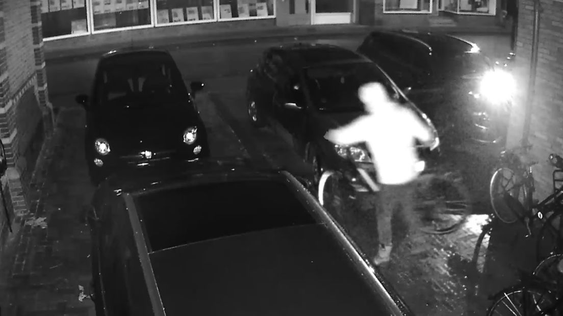 Een screenshot van de camerabeelden waarop te zien is hoe een e-bike gestolen wordt