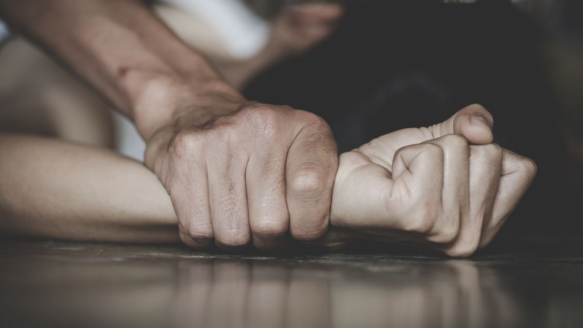 Minderjarige jongen mishandeld door groep op oprit van huis in Oudehaske