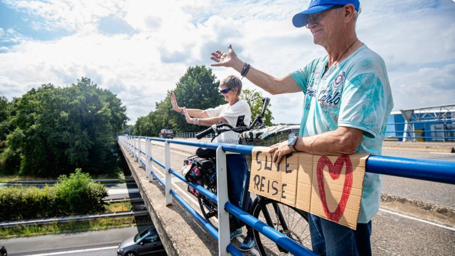 Gerry en Ellen zwaaien vakantiegangers uit.