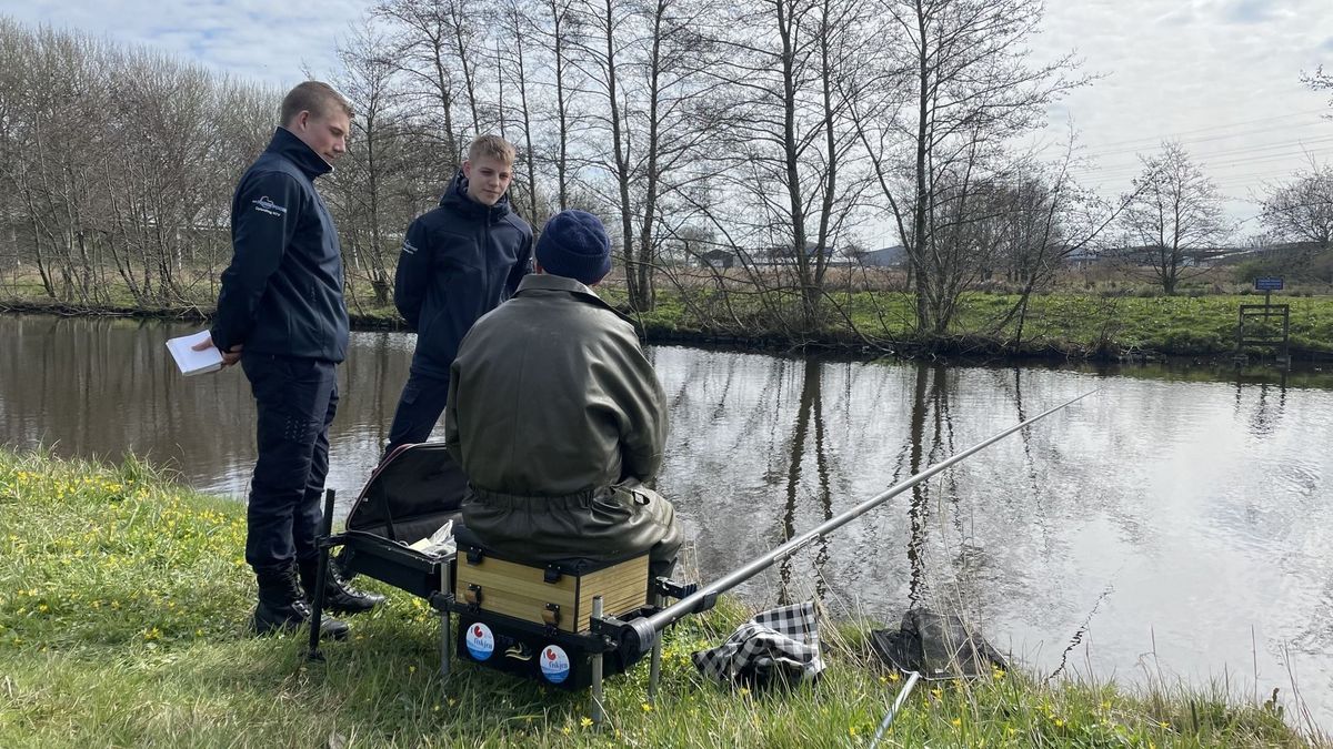 Handhavers in opleiding leren om te gaan met vissers zonder vispas 