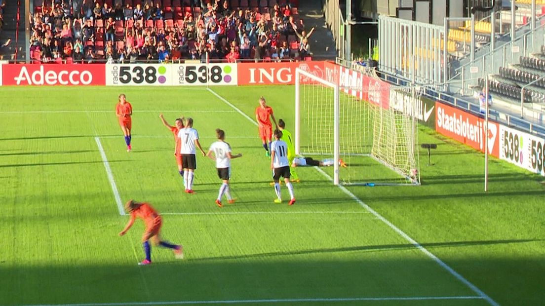 Binnen één minuut is het al 1-0 voor Oranje