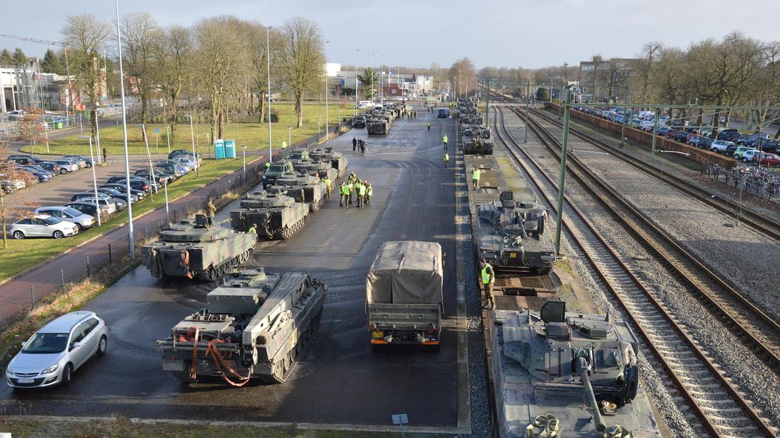 Militaire voertuigen op de trein in Steenwijk