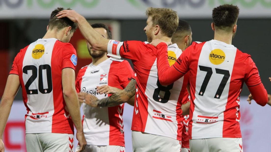 FC Emmen viert de openingstreffer van Adzic