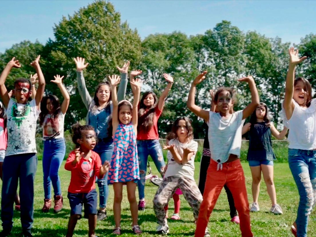 Een zomerse clip met vrolijke kinderen, allemaal uit het Asielzoekers Centrum in Rotterdam Beverwaard.
