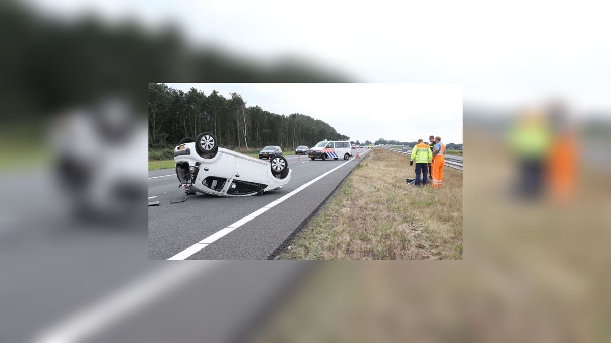 Auto slaat over de kop op de A7 bij Luxwoude, met een flinke file als gevolg