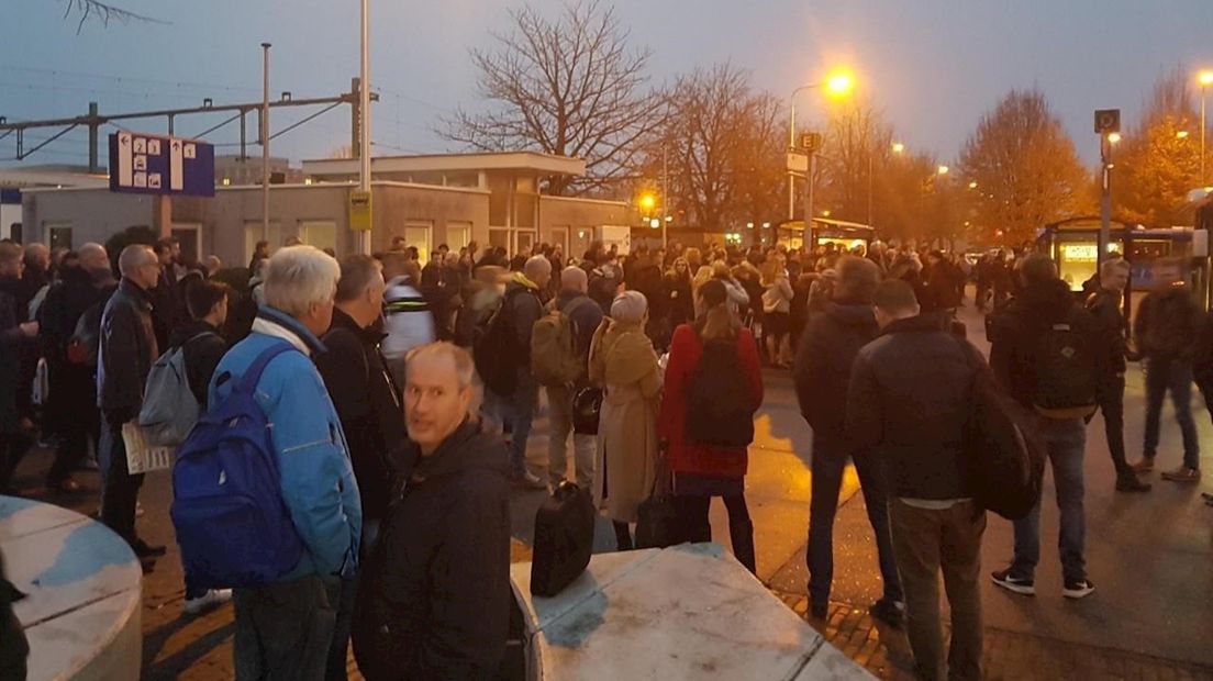 Grote drukte met wachtende reizigers bij station Meppel