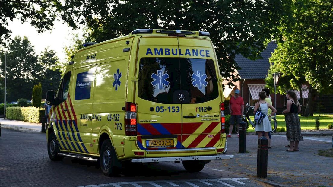 Fietsster naar ziekenhuis na botsing met andere fietsster in Sibculo