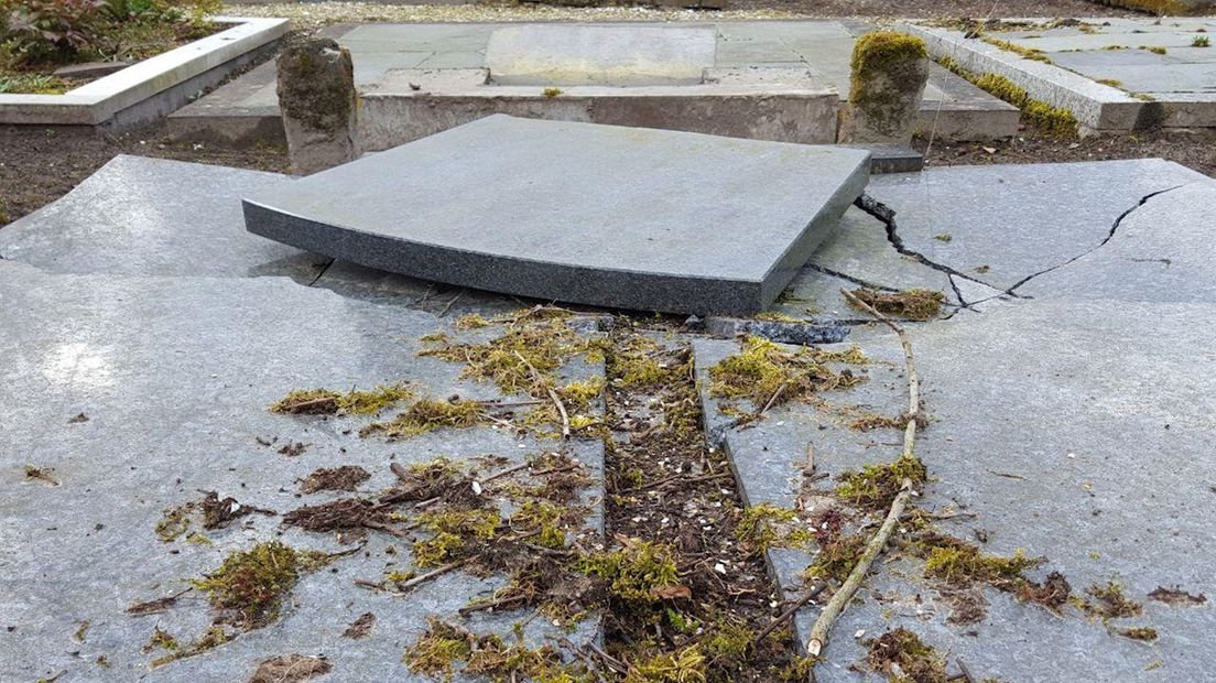 Geen vernieling, maar schade door vrieskou en storm bij begraafplaats in Diepenheim