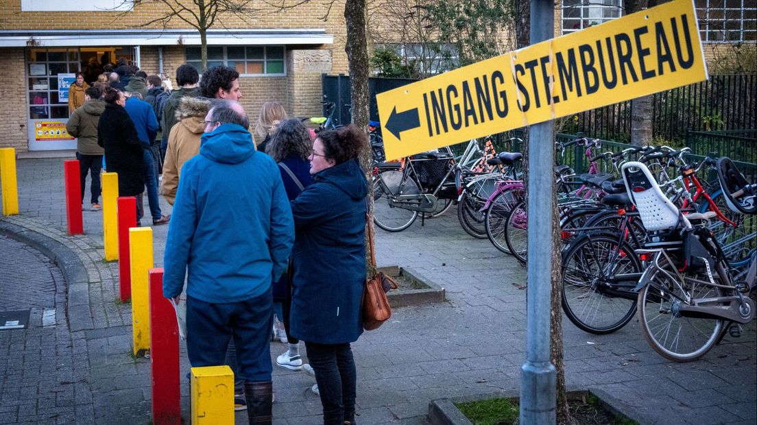 Rij bij een stembureau