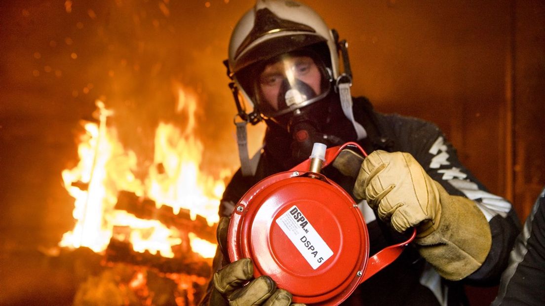 Brandweerman geeft een demonstratie van de Blusbom in 2009, als hij net nieuw is