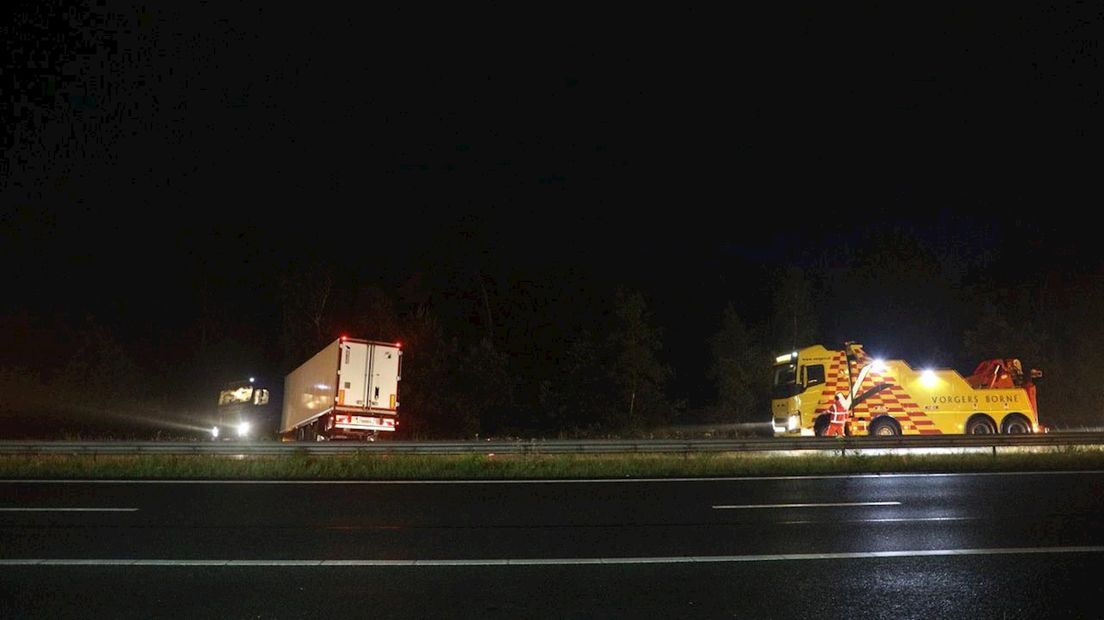 Vrachtwagen belandt in berm A1