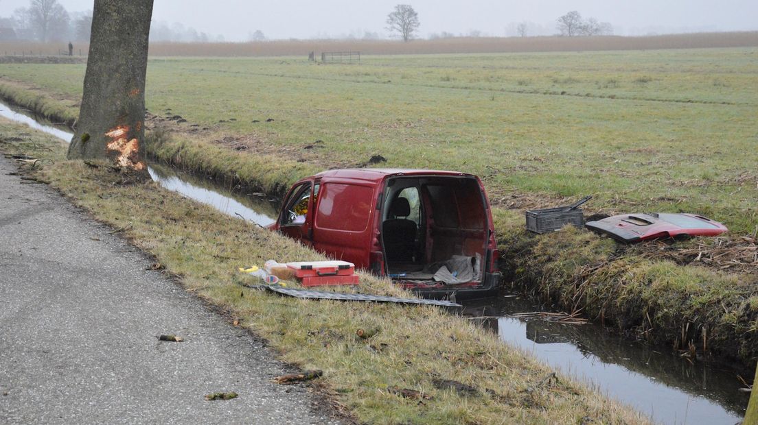 Gewonde bestuurder door brandweer uit de auto gehaald