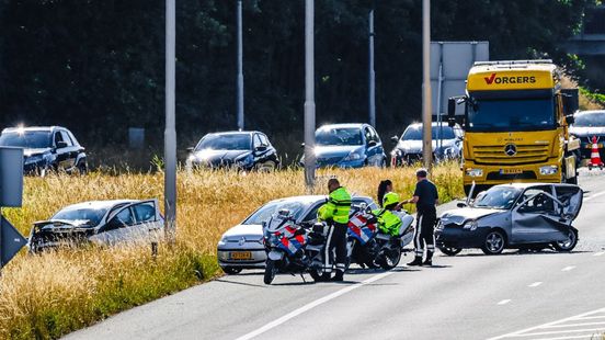 A35 vanaf Enschede-Zuid zeker tot tien uur vanavond afgesloten vanwege ongeval. A35 vanaf Enschede-Zuid zeker tot tien uur vanavond afgesloten vanwege ongeval.