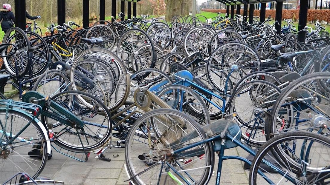 Een gek gezicht in de fietsenstalling in Wijhe