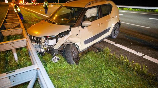Auto's en vrachtwagen botsen op A50