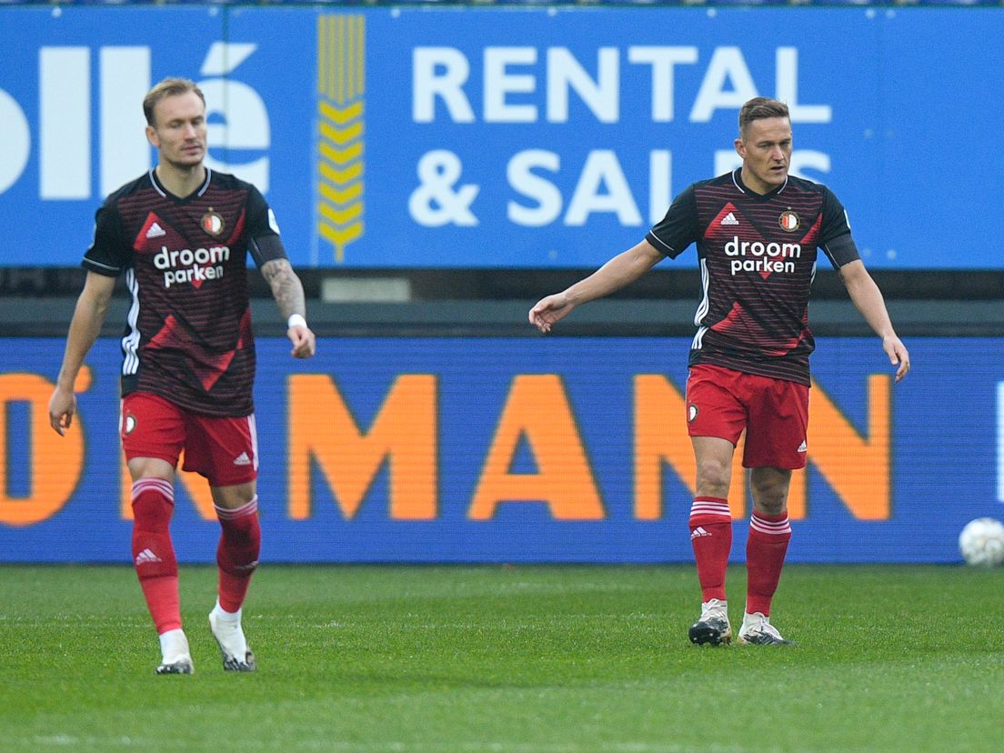 Mark Diemers en Jens Toornstra balen na de tegengoal bij Fortuna-Feyenoord