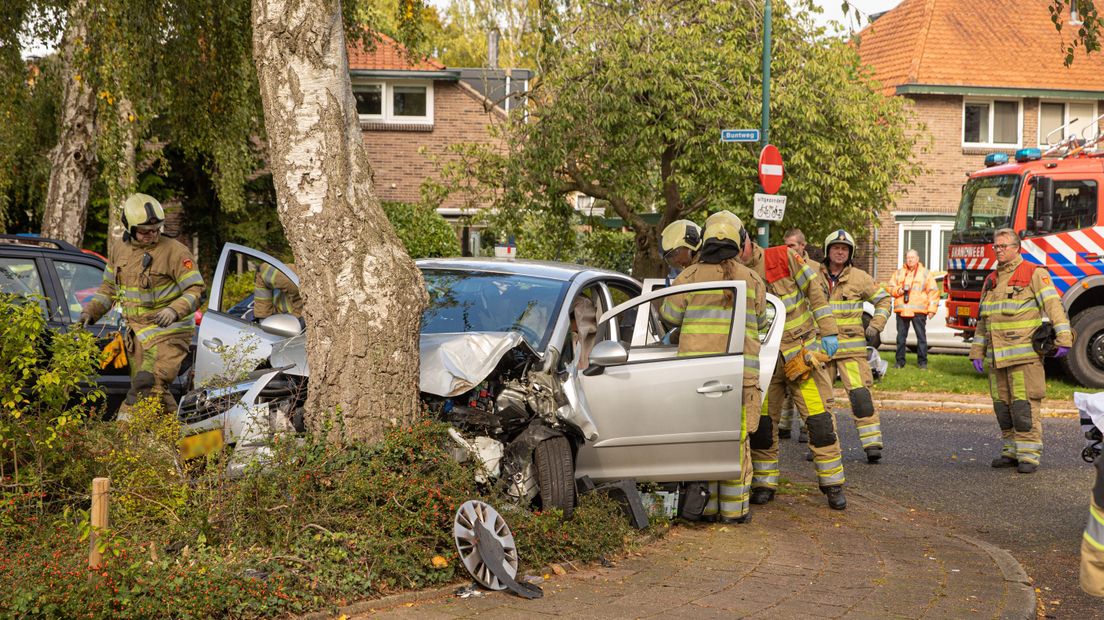 De brandweer moest de auto openknippen.