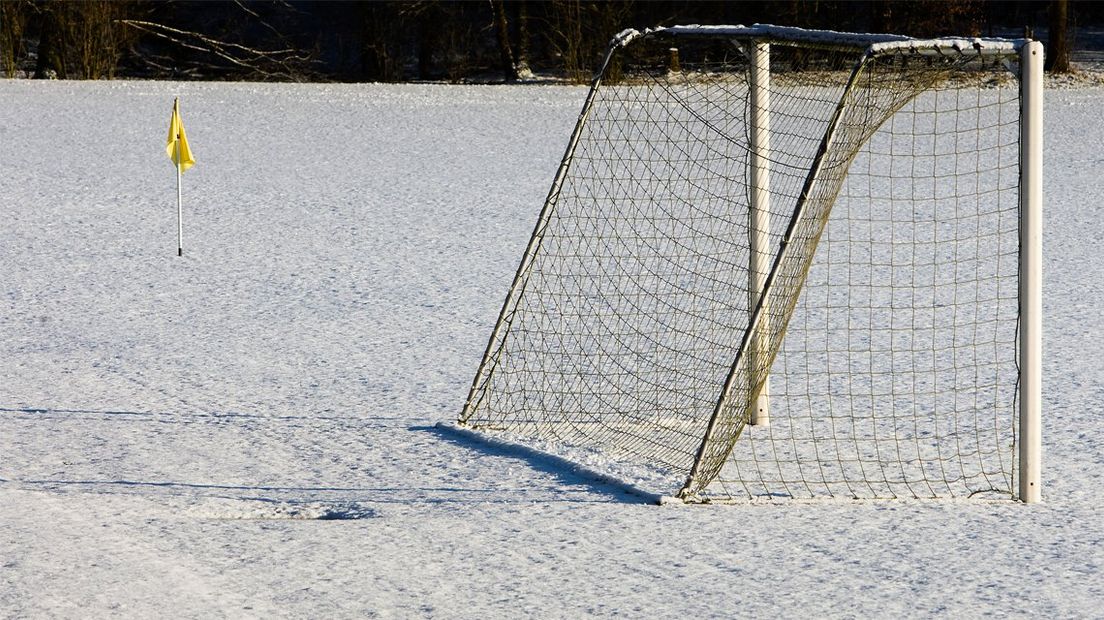 Een voetbalveld in de sneeuw
