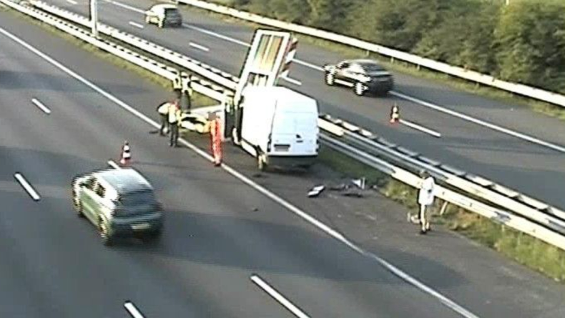 Bestelbus botst op tekstkar langs A12
