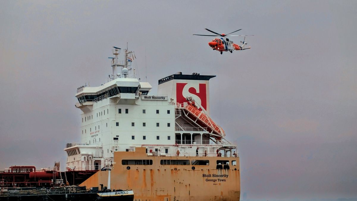 Reddingsactie op Westerschelde: bemanningslid met helikopter van schip gehaald