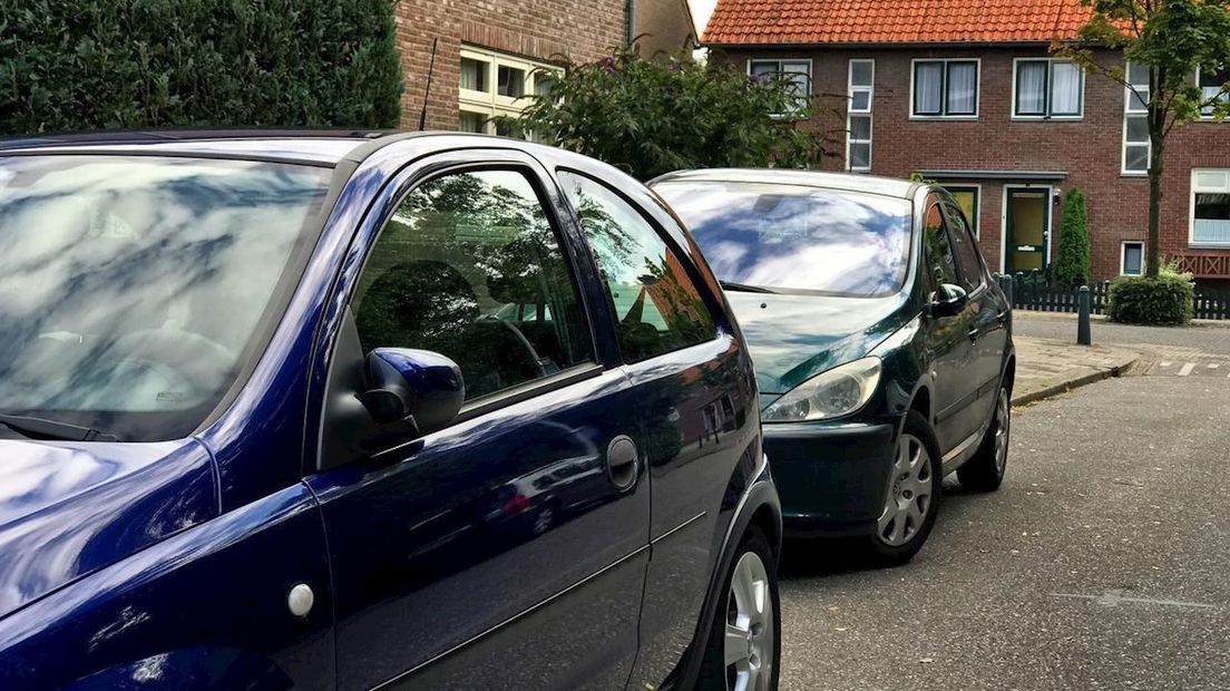 Jongen trapt spiegels van auto's