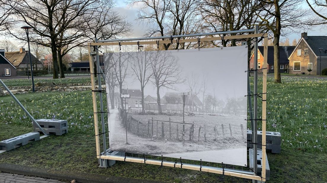 De foto's staan verspreid door het hele dorp