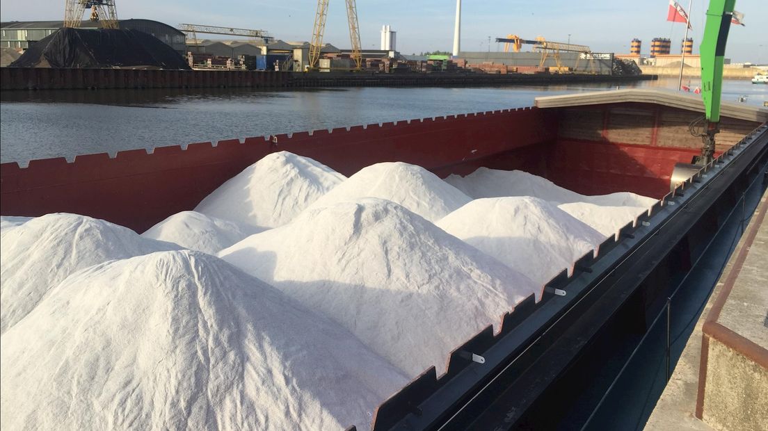 Laat de winter maar komen: containerlading strooizout komt Kampense haven binnen