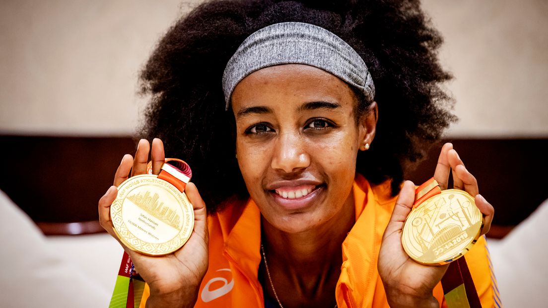 Hassan poseert met haar twee gouden WK-medailles.
