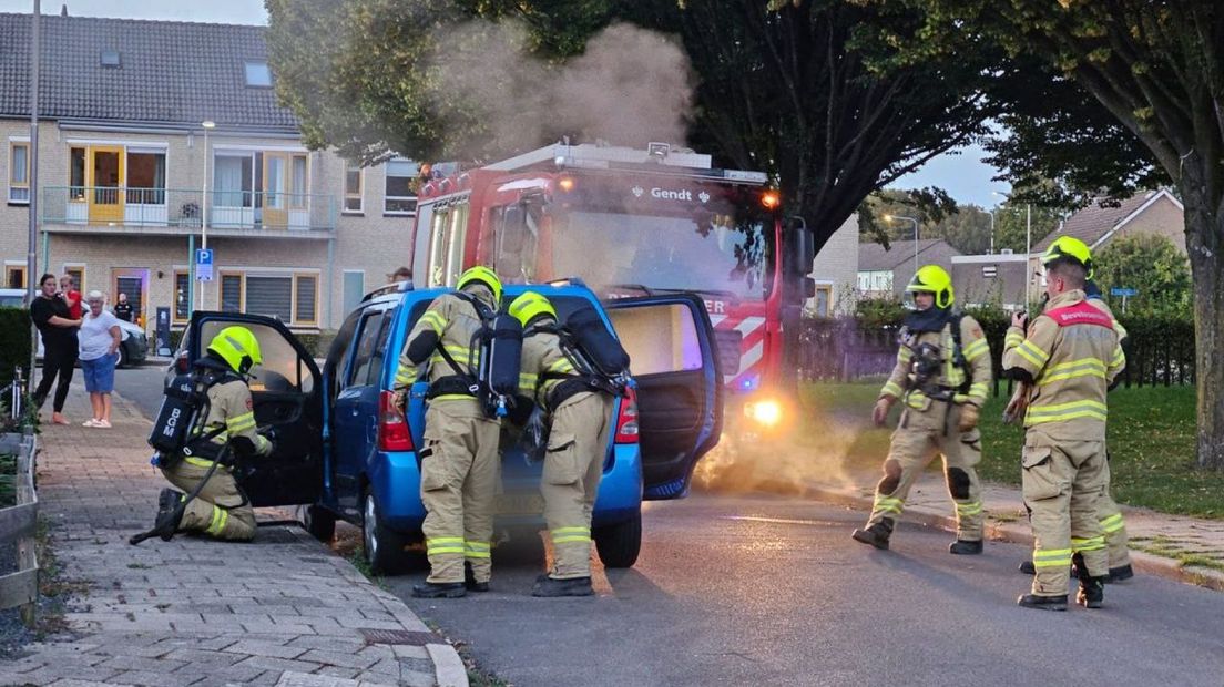Er kwam veel rook bij de autobrand vrij
