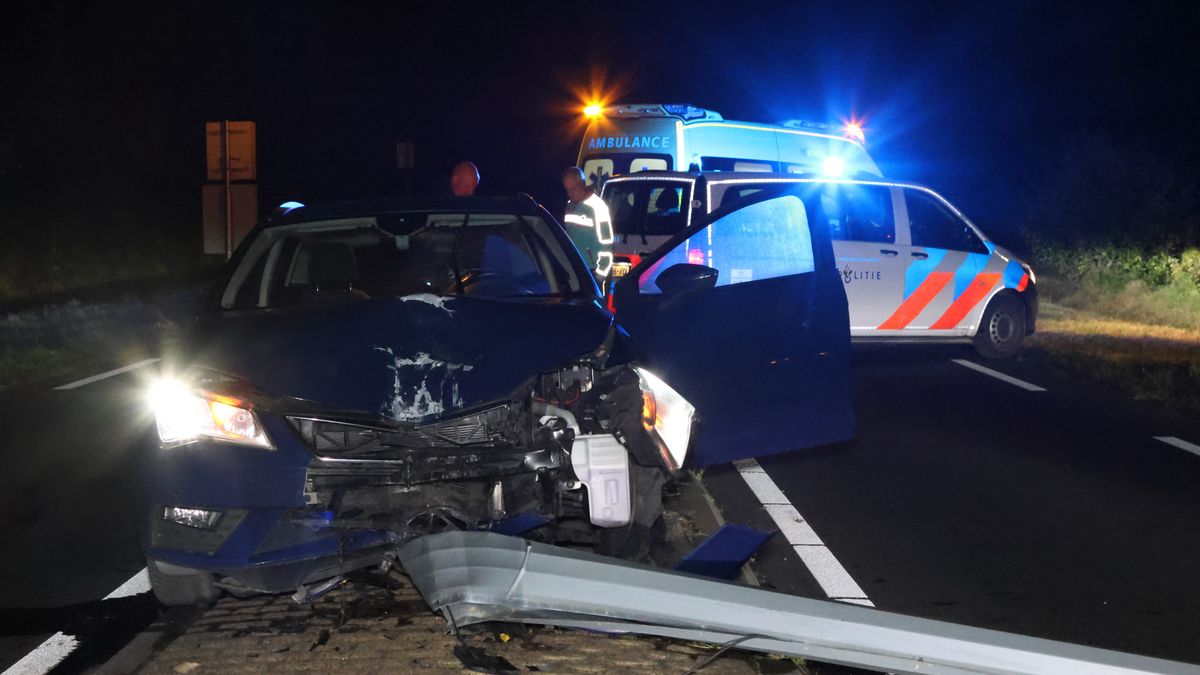 112 Nieuws: Automobilist rijdt lantaarnpaal omver in Schalkhaar | Dreiging met vuurwapen; woning in 