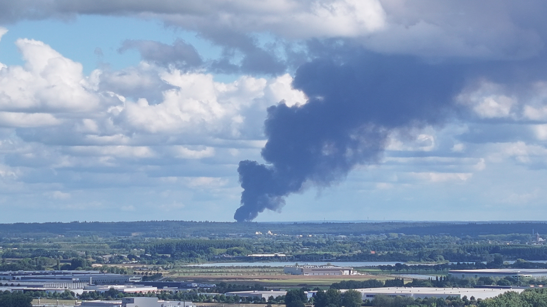 112-Nieuws: Brand Veenendaal in wijde omgeving te zien | Autobotsing in Rhenen.