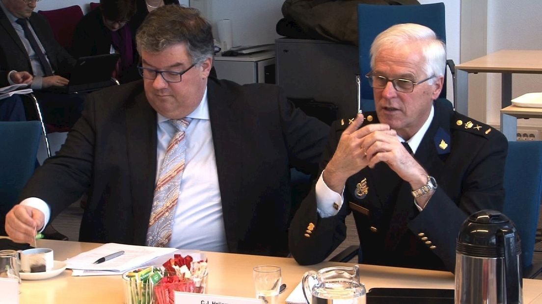Politiechef Heijsman en regioburgemeester Bruls tijdens de persbijeenkomst