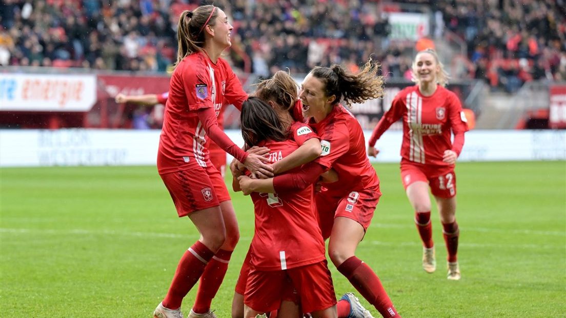De 2-1 van FC Twente Vrouwen wordt gevierd in De Grolsch Veste