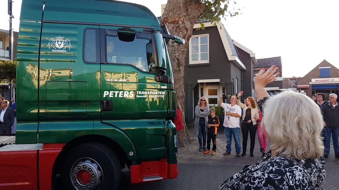 135 lichamelijk en/of verstandelijke beperkte mensen hadden zaterdag de dag van hun leven. Ze mochten meerijden in een van de 135 trucks tijdens de Gendtse Truckrun. 'Ze hadden een smile van oor tot oor', vertelt Brenda van Swaaij van de organisatie.
