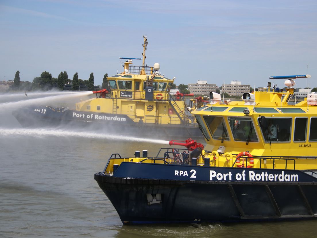 Met een waterscherm probeert het Havenbedrijf Rotterdam de olievlek te beperken.