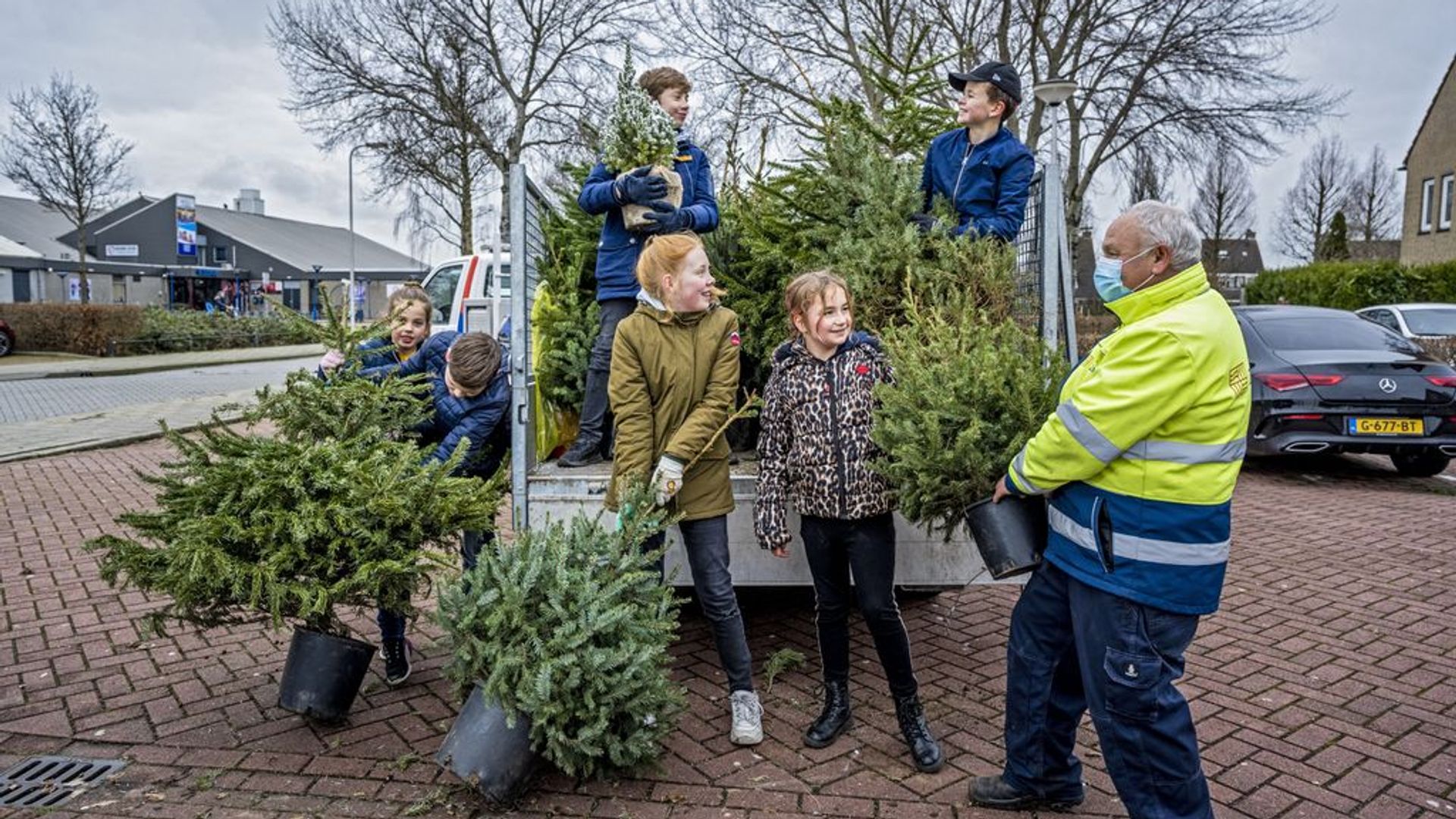 Weg met de kerstboom krijg er een euro voor of eet hem op Omroep