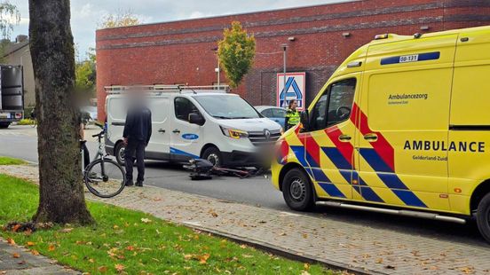 Fietser gewond bij ongeval met bestelbus. Fietser gewond bij ongeval met bestelbus.