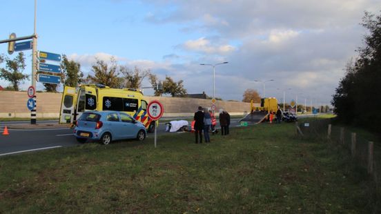 112 nieuws: Motorrijder gewond bij eenzijdig ongeval | Vrachtwagen verliest aanhanger. 112 nieuws: Motorrijder gewond bij eenzijdig ongeval | Vrachtwagen verliest aanhanger.