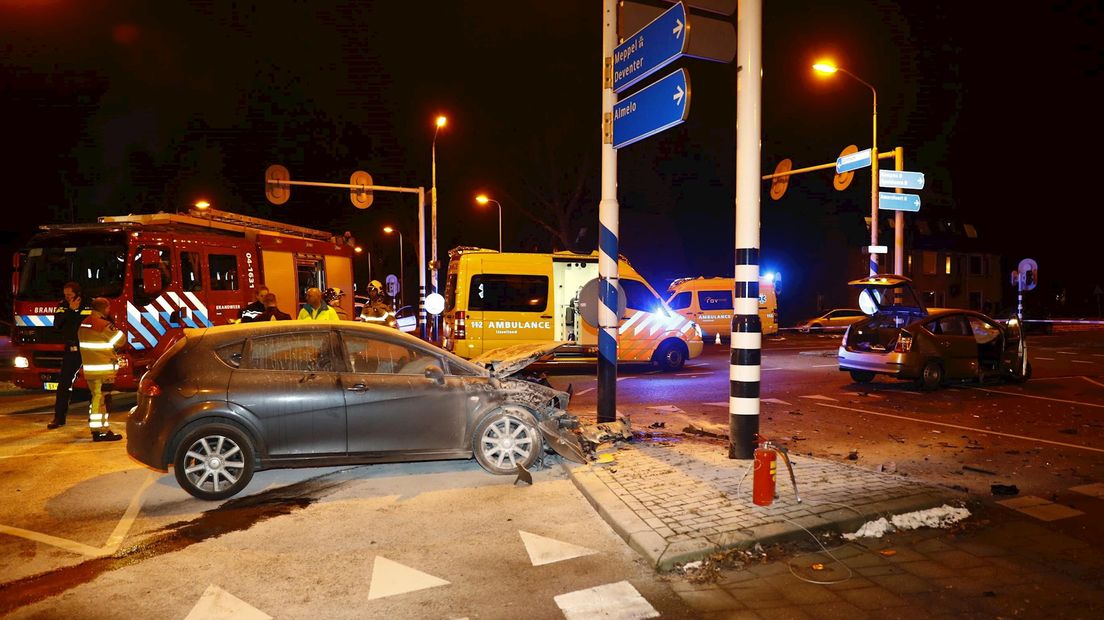 Auto's botsen op elkaar in Zwolle