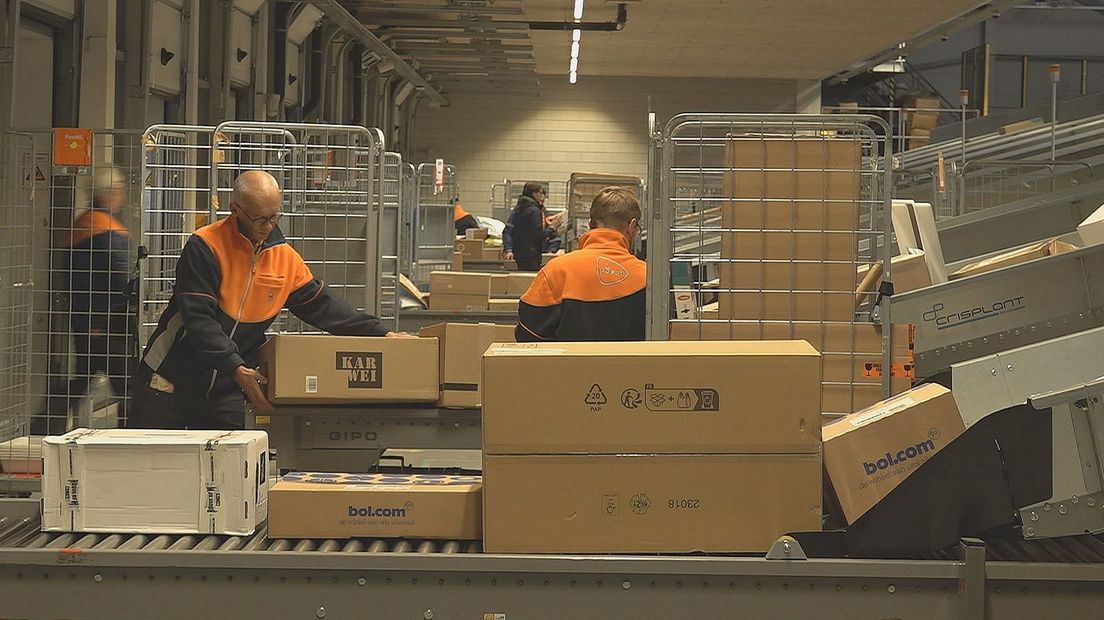 Het sorteercentrum van PostNL in Zwolle verwerkt zo'n 50.000 pakketten per dag