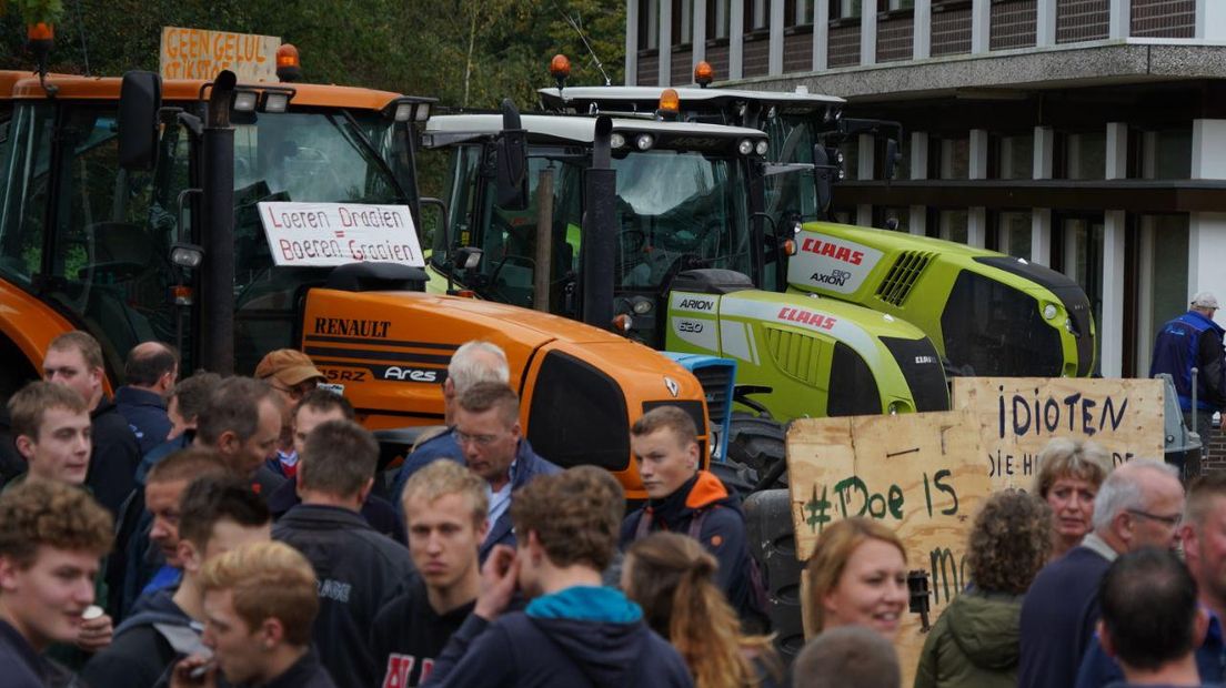 Protesterende boeren bij het provinciehuis in Assen (Rechten: Kim Stellingwerf/RTV Drenthe)