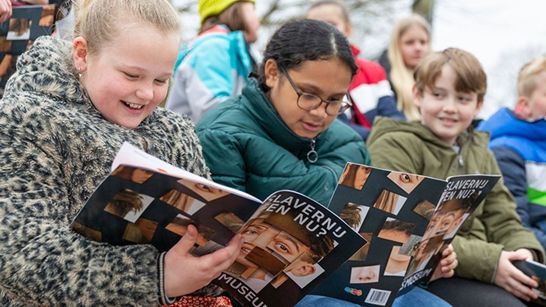 Leerlingen Prins Willem Alexanderschool met het eerste exemplaar