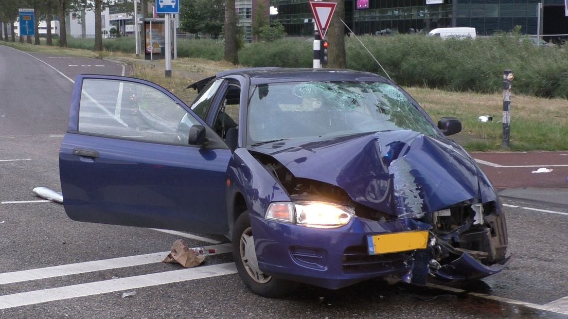 Een blauwe auto raakte bij het ongeval ernstig beschadigd.